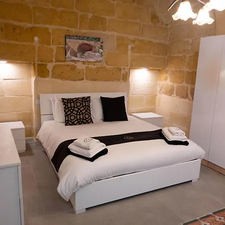 Surwig Gozitan & Pool - Happy Kerċem