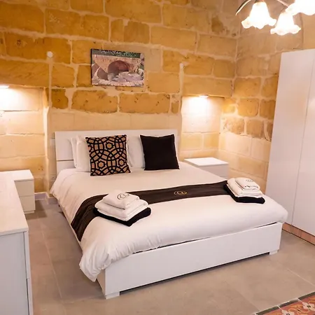 Surwig Gozitan & Pool - Happy
